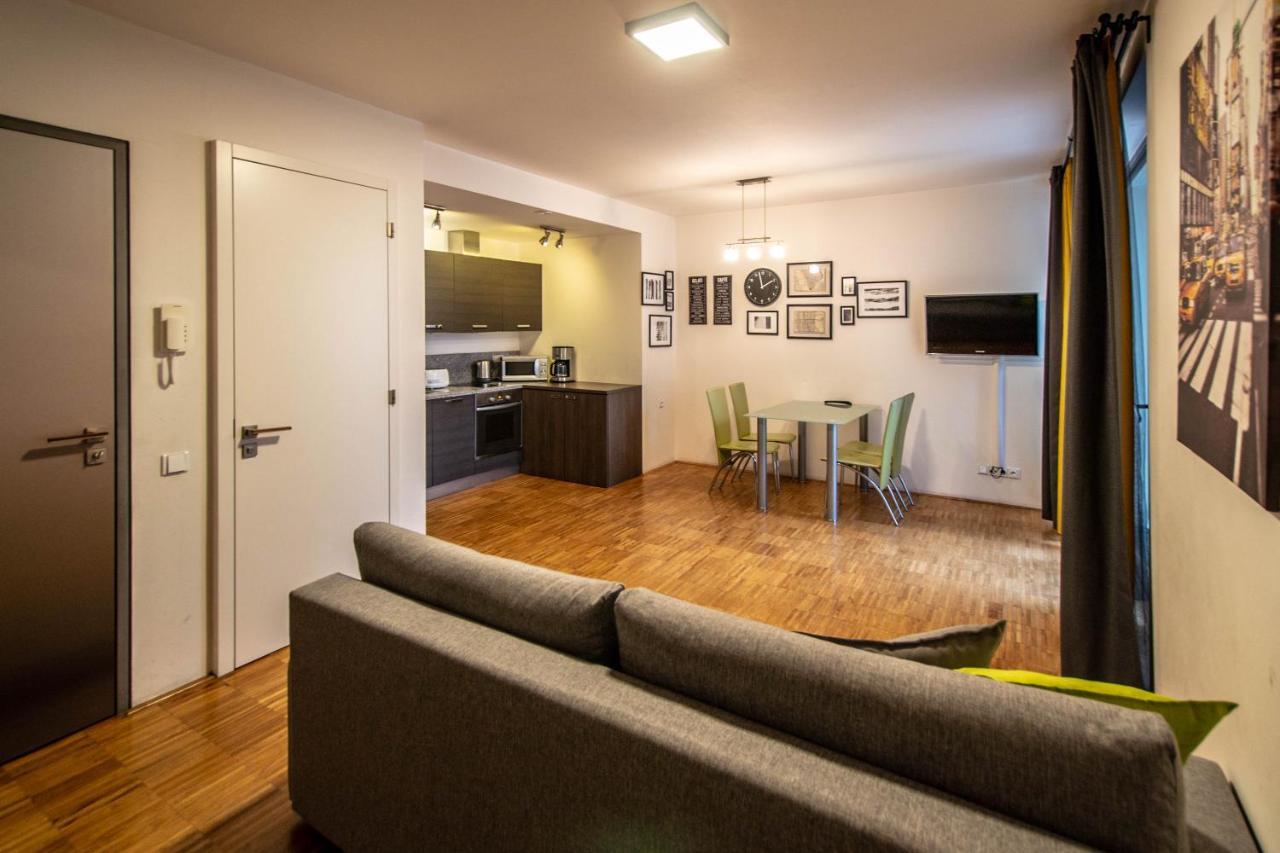 Modern With Balcony And Garage * Praga